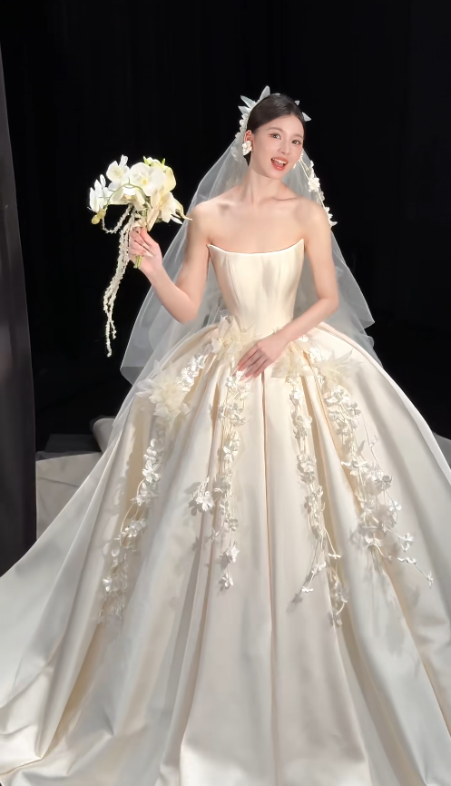 Elegant White Wedding Dress Strapless Satin A-Line Bridal Gown Sleeveless Bridal Dress ED06818