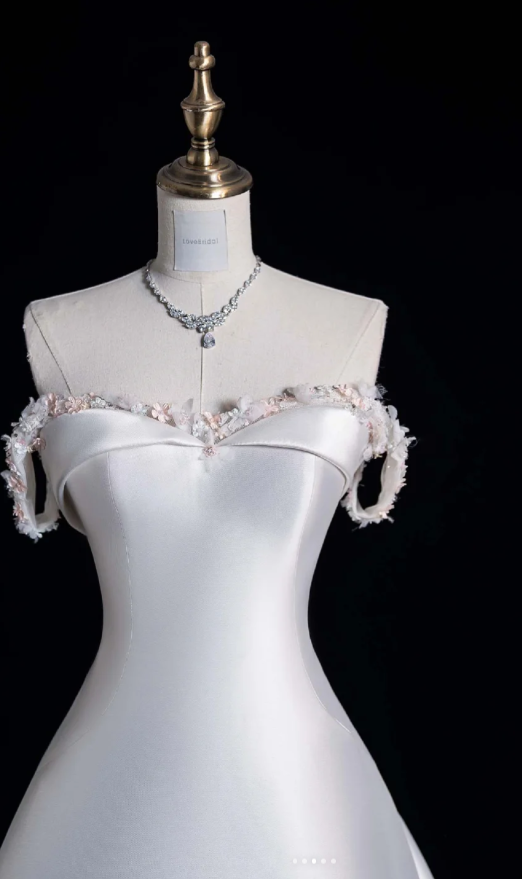 Elegant White Wedding Dress Off-shoulder Satin A-Line Bridal Gown Sleeveless Bridal Dress ED06819