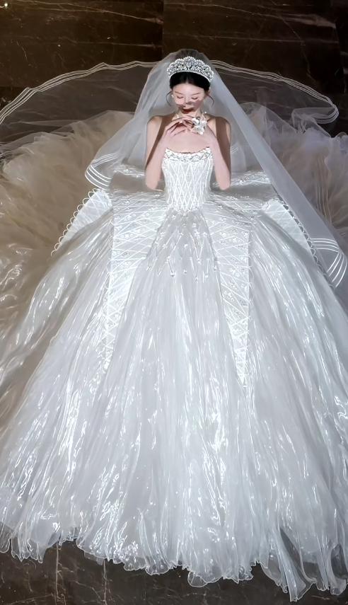 Robe de mariée blanche élégante, coupe trapèze, en tulle, sans bretelles, sans manches, référence ED07001