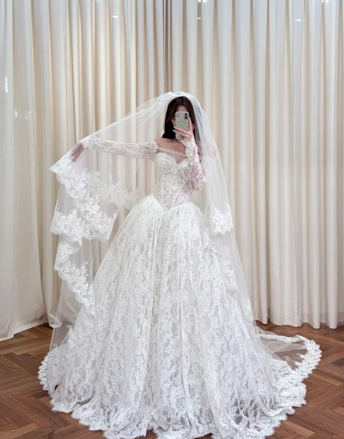 Robe de mariée blanche élégante, coupe trapèze, dentelle, épaules dénudées, manches longues, référence ED07004