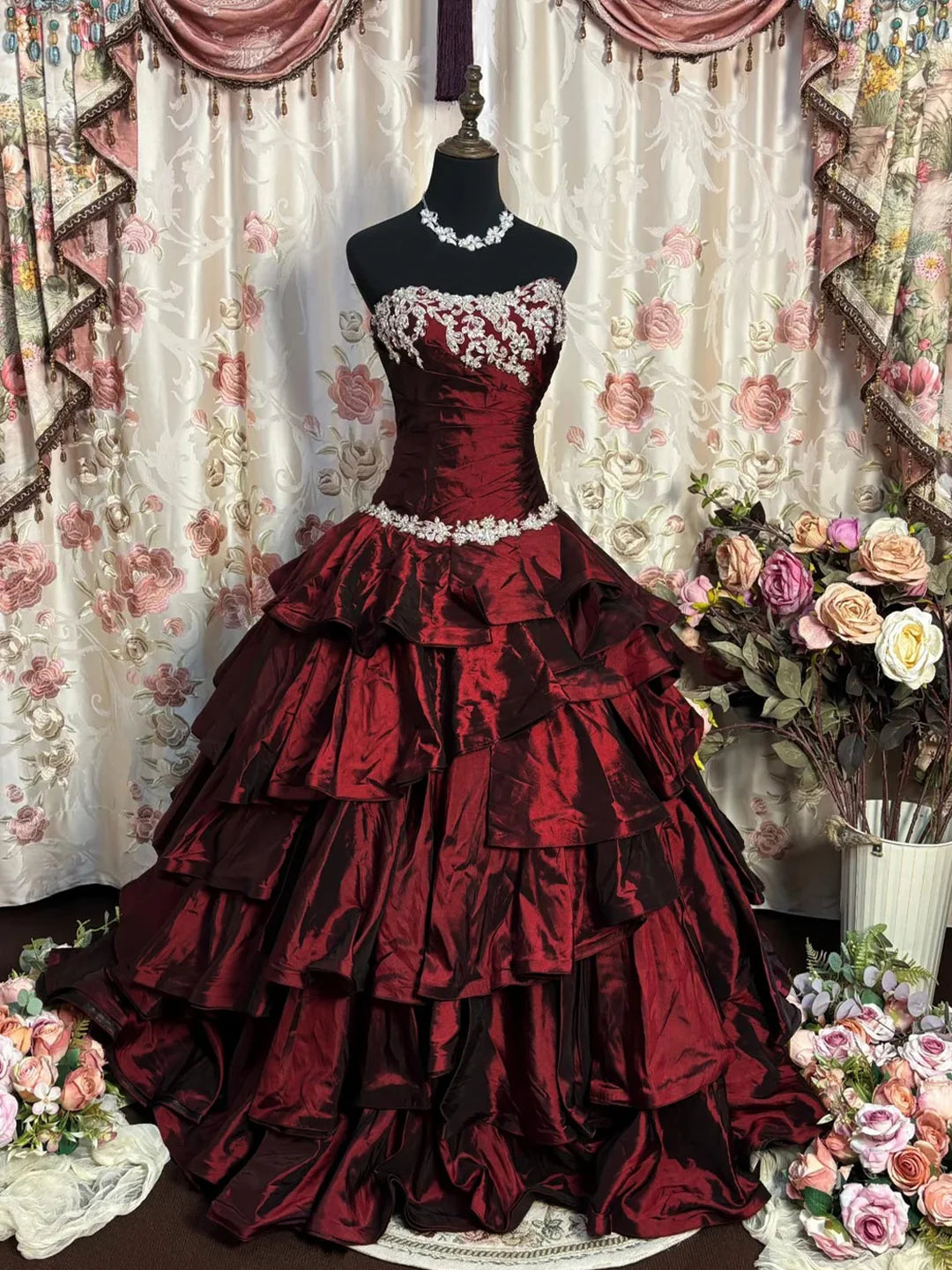 Robe de bal rouge élégante en satin, coupe trapèze, sans bretelles, idéale pour un anniversaire (ED07020)