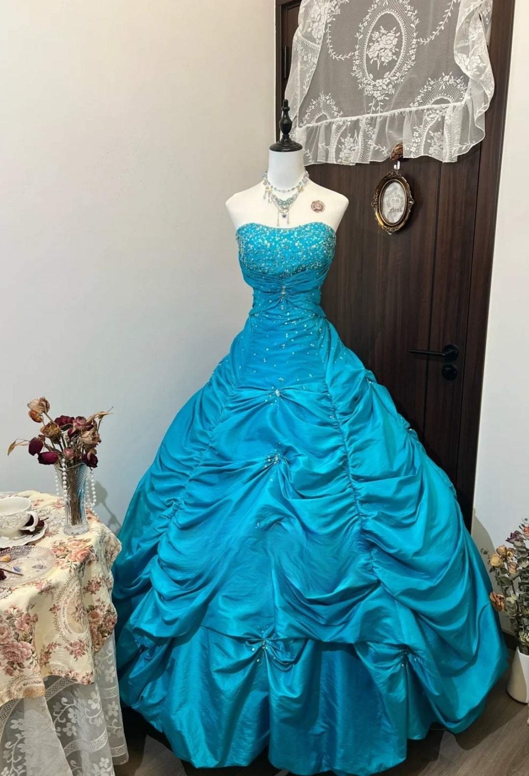 Magnifique robe de bal bleue en satin, coupe trapèze, sans bretelles, référence ED07054