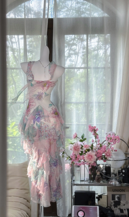 Robe de bal fleurie somptueuse en mousseline, fourreau, bretelles spaghetti, référence ED07057