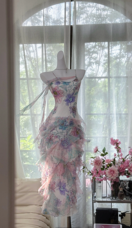Robe de bal fleurie somptueuse en mousseline, fourreau, bretelles spaghetti, référence ED07057
