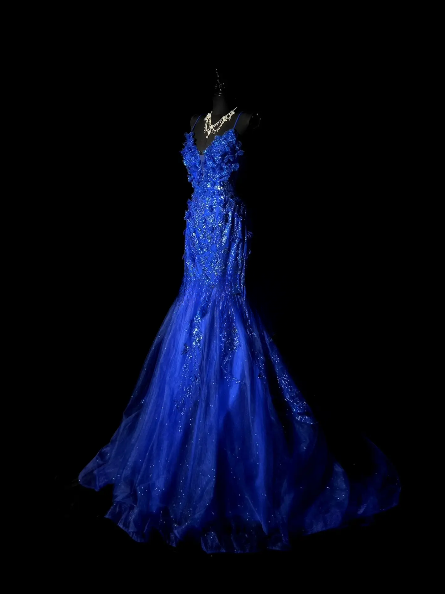 Robe de bal bleu roi élégante, ornée d'appliques en tulle, à fines bretelles et coupe trapèze, idéale pour un anniversaire ou une soirée (ED07104).