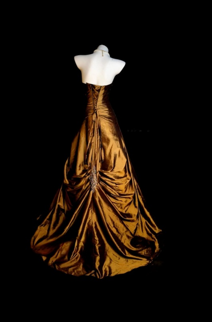 Elegantes braunes Ballkleid, trägerlos, aus Satin, mit Perlen besetzt, Etuikleid ED07123