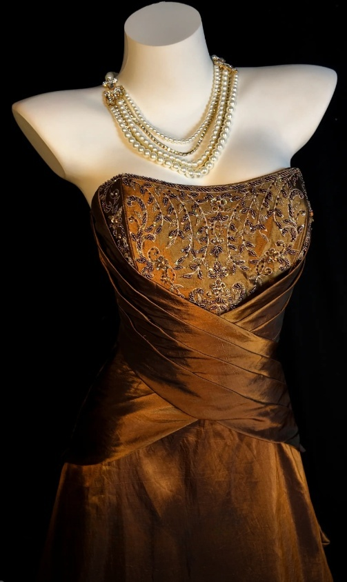 Elegantes braunes Ballkleid, trägerlos, aus Satin, mit Perlen besetzt, Etuikleid ED07123