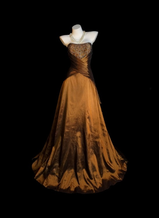 Elegantes braunes Ballkleid, trägerlos, aus Satin, mit Perlen besetzt, Etuikleid ED07123
