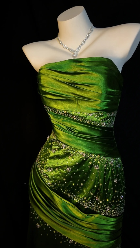 Elegantes grünes Ballkleid, trägerloses Satin-Etui-Abendkleid ED07128