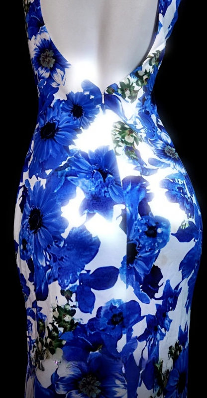 Magnifique robe de bal bleue à col en V, en satin fleuri, fourreau, sans manches, idéale pour un anniversaire ou une soirée (ED07134).