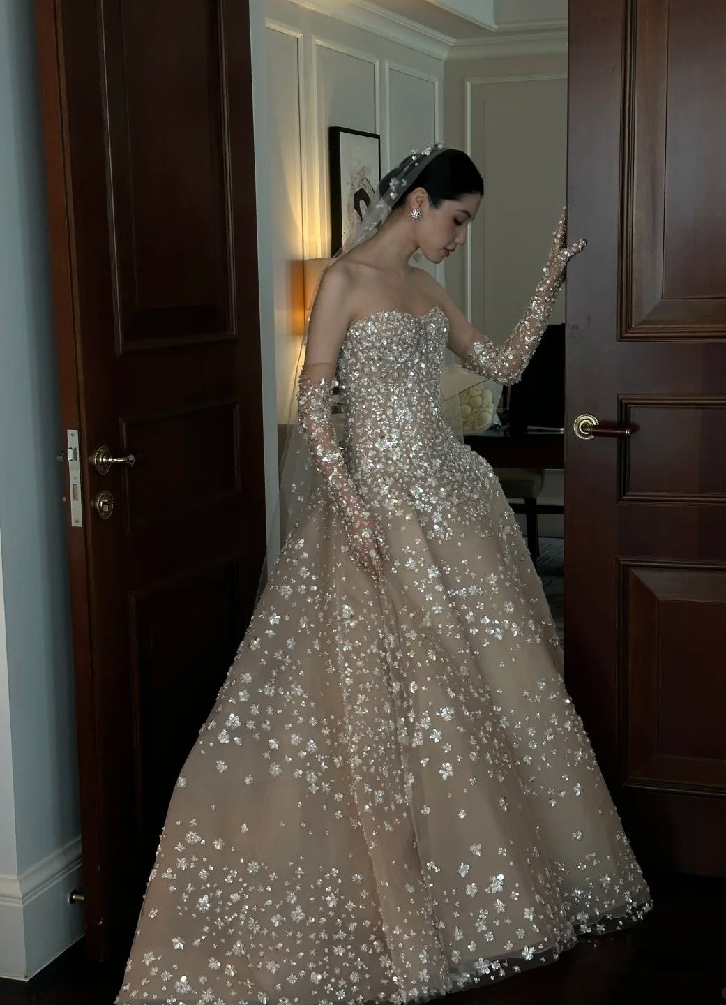 Robe de mariée champagne sobre, bustier, coupe trapèze, tulle appliqué, référence ED07139