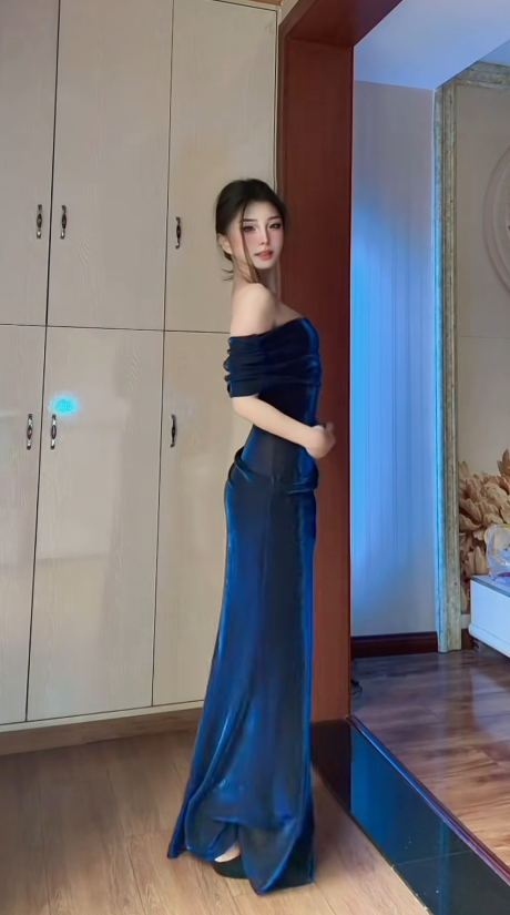 Robe de bal bleu marine chic, robe de soirée fourreau en satin à épaules dénudées ED07156
