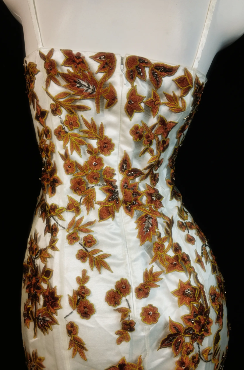 Robe de bal dorée chic à fines bretelles, coupe fourreau, broderies, référence ED07158