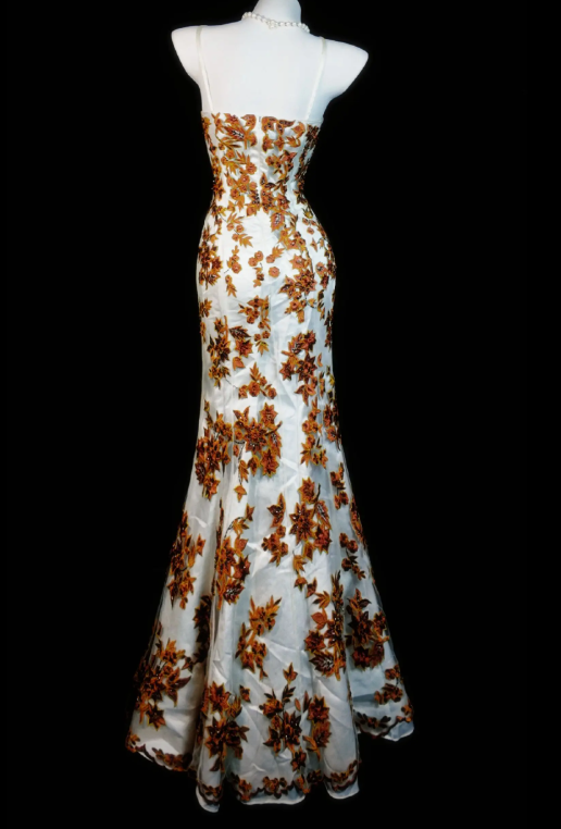 Robe de bal dorée chic à fines bretelles, coupe fourreau, broderies, référence ED07158