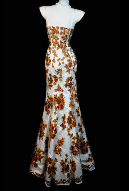Robe de bal dorée chic à fines bretelles, coupe fourreau, broderies, référence ED07158