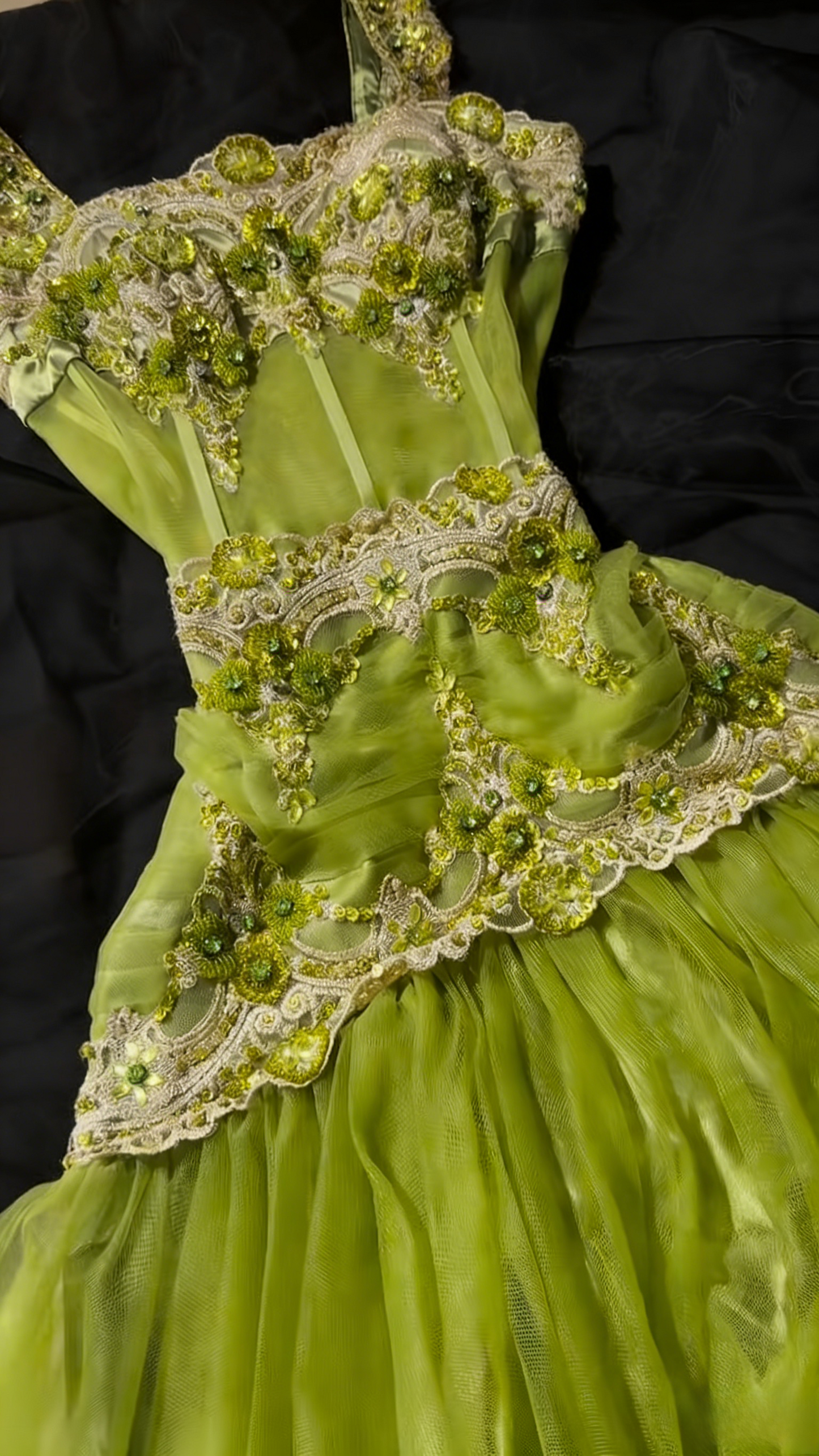Robe de bal longue verte élégante, ornée d'appliques en tulle et de bretelles, coupe trapèze, référence ED07239