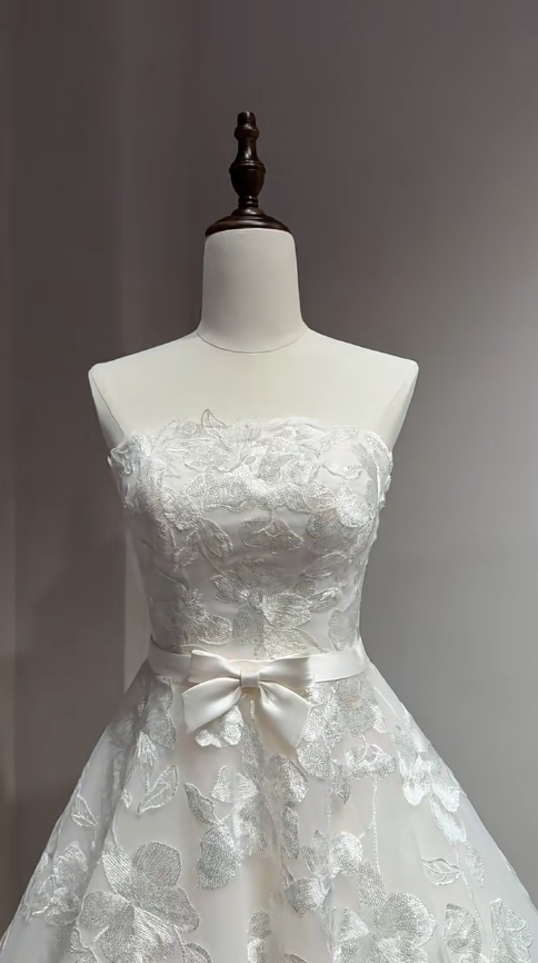Elegantes langes weißes Brautkleid in A-Linie, trägerlos, mit Tüllstickerei, Modell ED07241