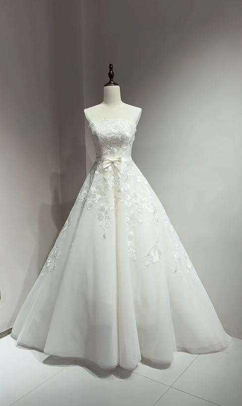 Elegantes langes weißes Brautkleid in A-Linie, trägerlos, mit Tüllstickerei, Modell ED07241