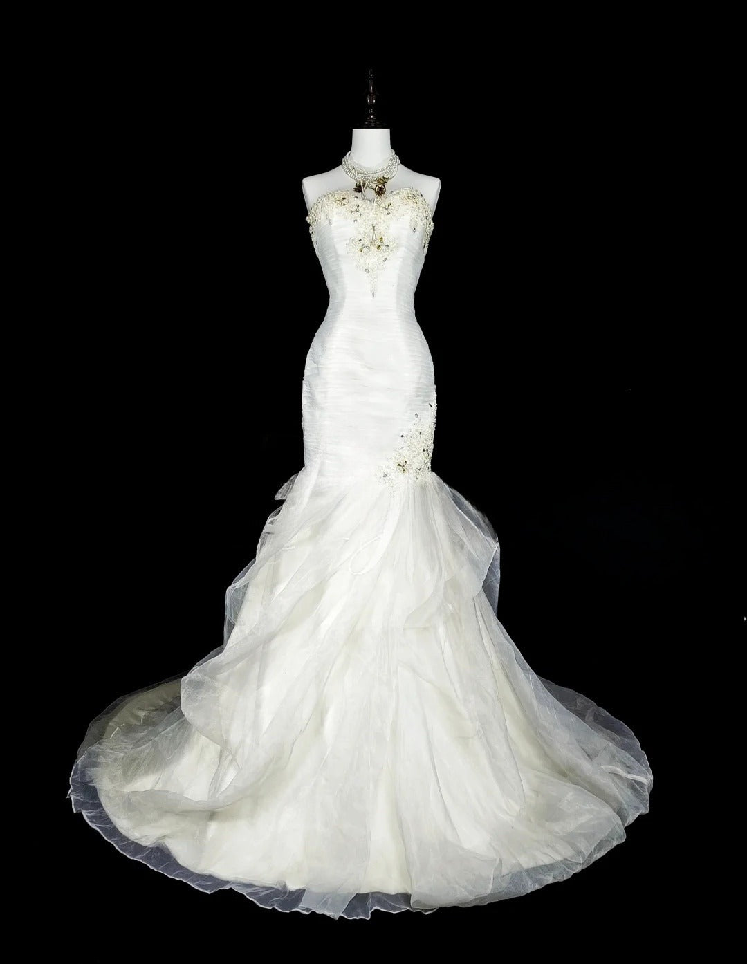 Robe de mariée blanche longue et sobre, décolleté cœur, style sirène, en tulle, référence ED07275