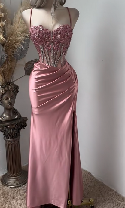 Magnifique robe de bal longue rose en satin perlé, bretelles spaghetti, coupe fourreau et fente ED07287