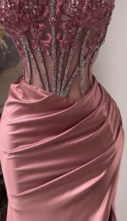 Magnifique robe de bal longue rose en satin perlé, bretelles spaghetti, coupe fourreau et fente ED07287