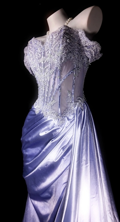 Magnifique robe de bal longue violette en satin ornée d'appliqués, coupe fourreau épaules dénudées, référence ED07290