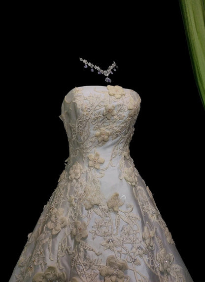 Robe de mariée longue blanche élégante sans bretelles, ornée d'appliques en satin, coupe trapèze, sans manches, référence ED07313