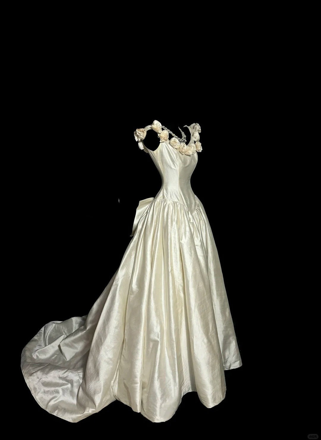 Robe de bal longue couleur champagne, coupe trapèze, col rond, satin, sans manches, idéale pour un anniversaire (ED07318)