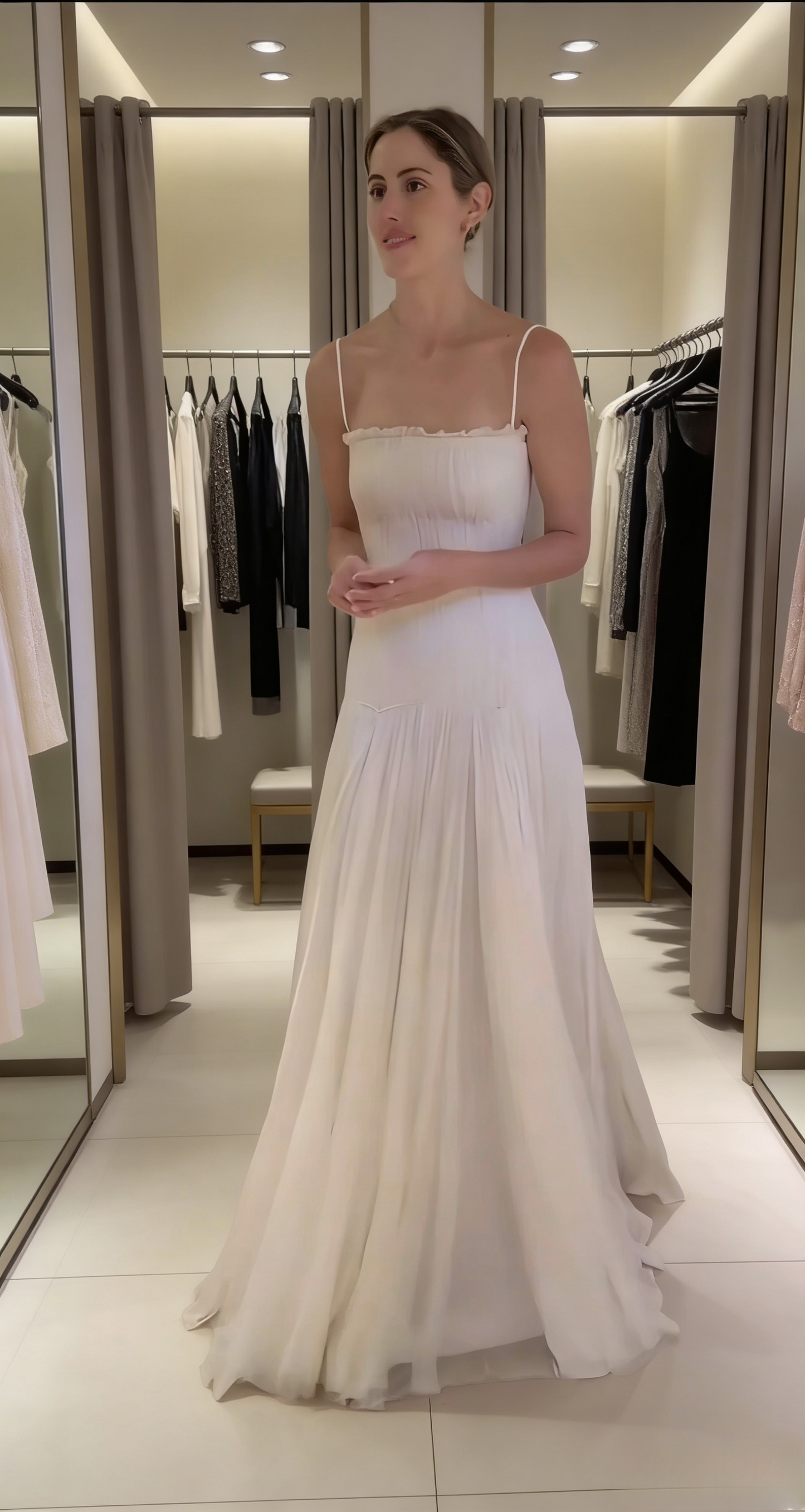 Robe de mariée blanche longue et élégante à fines bretelles, coupe trapèze, en mousseline de soie, référence ED07345