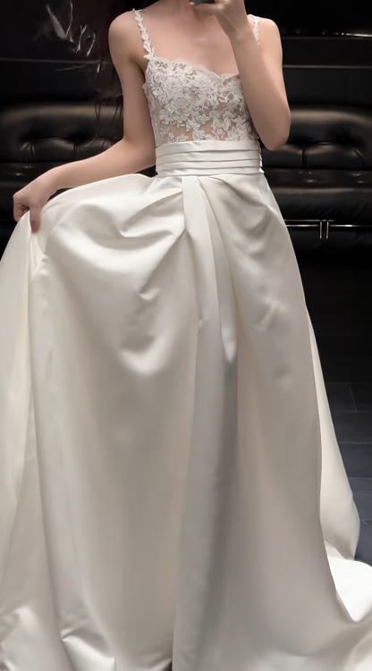 Robe de mariée blanche longue et élégante à fines bretelles, coupe trapèze, en satin et dentelle, sans manches, référence ED07346