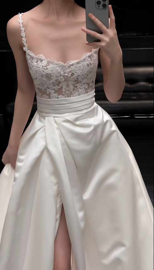 Robe de mariée blanche longue et élégante à fines bretelles, coupe trapèze, en satin et dentelle, sans manches, référence ED07346