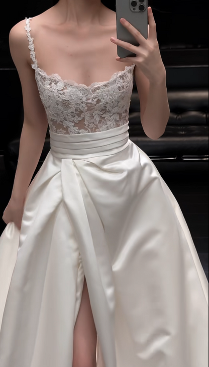Robe de mariée blanche longue et élégante à fines bretelles, coupe trapèze, en satin et dentelle, sans manches, référence ED07346