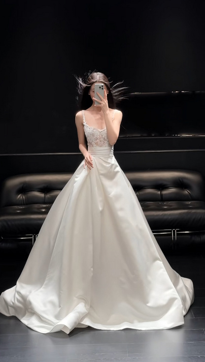 Robe de mariée blanche longue et élégante à fines bretelles, coupe trapèze, en satin et dentelle, sans manches, référence ED07346