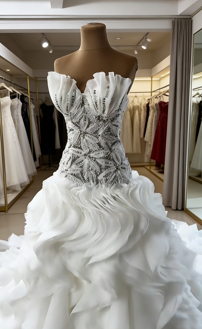 Robe de mariée blanche longue et élégante, décolleté cœur, fourreau, tulle, perles, sans manches, ED07347