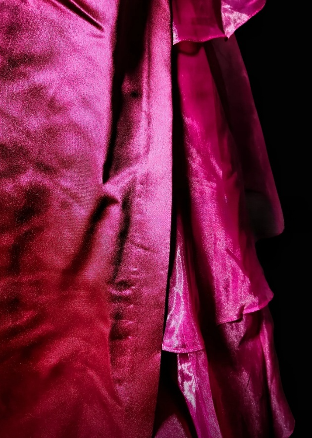 Robe de soirée élégante en satin rose, coupe trapèze, sans bretelles, référence ED07389