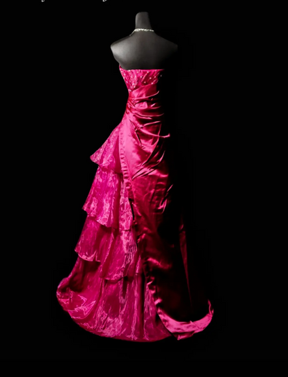 Robe de soirée élégante en satin rose, coupe trapèze, sans bretelles, référence ED07389