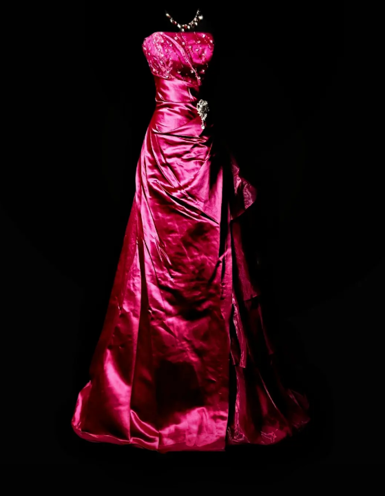 Robe de soirée élégante en satin rose, coupe trapèze, sans bretelles, référence ED07389