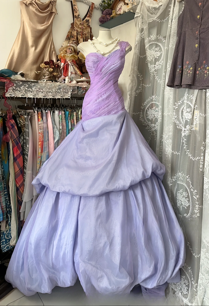 Elegantes lila Ballkleid aus Tüll und Satin, einseitig schulterfrei, A-Linie, langes Abendkleid ED07410