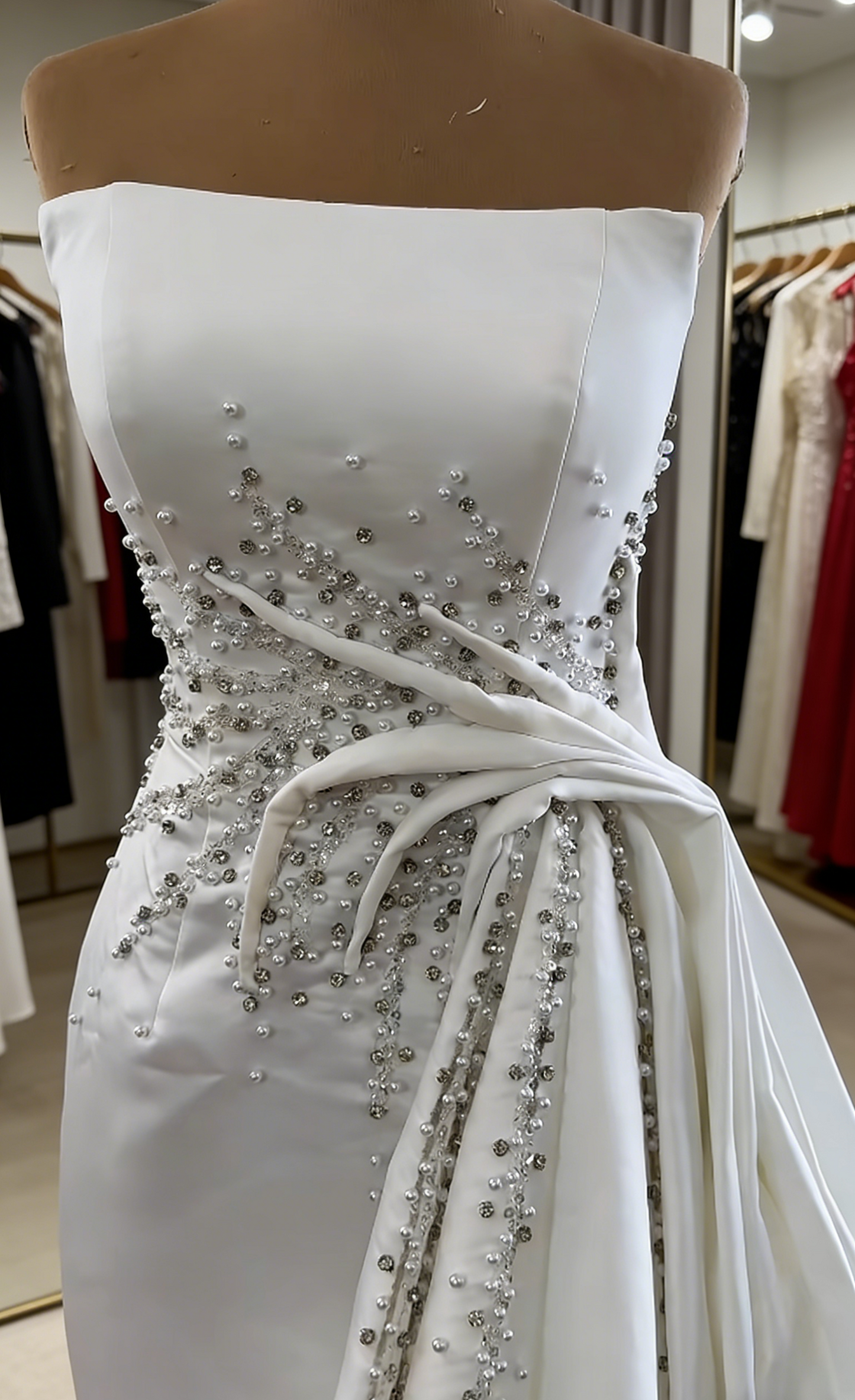 Robe de mariée simple en satin fourreau sans bretelles, robe de mariée blanche sans manches ED07466