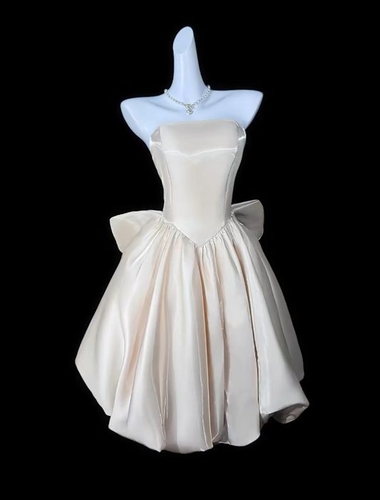 Einfaches A-Linien Satin Trägerloses Geburtstags-Kleid Helles Champagner Kurzes Ballkleid Ärmelloses Partykleid ED07467