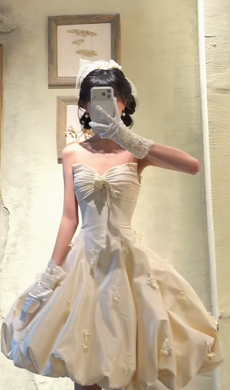 Robe de mariée courte simple en satin trapèze avec décolleté en cœur et sans manches ED07469