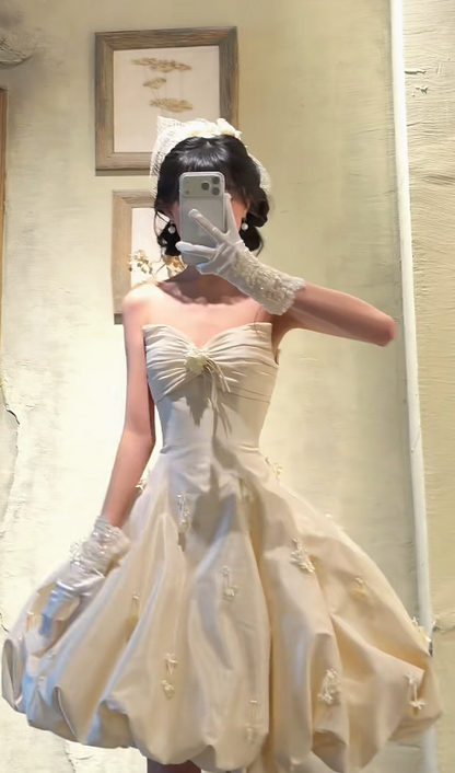 Robe de mariée courte simple en satin trapèze avec décolleté en cœur et sans manches ED07469