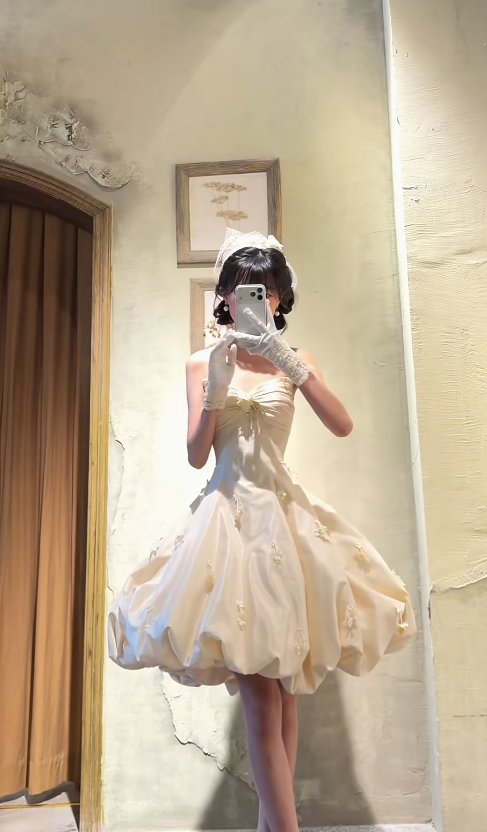 Robe de mariée courte simple en satin trapèze avec décolleté en cœur et sans manches ED07469