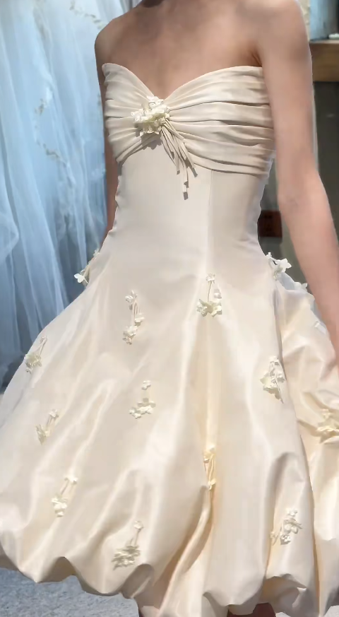 Robe de mariée courte simple en satin trapèze avec décolleté en cœur et sans manches ED07469