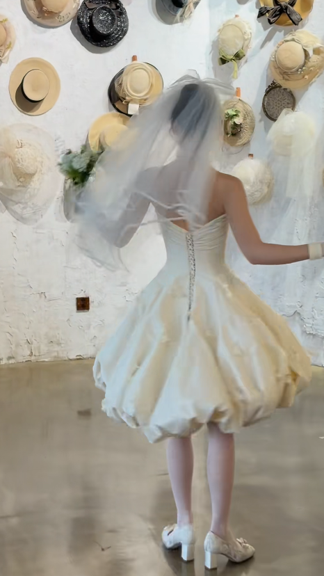Robe de mariée courte simple en satin trapèze avec décolleté en cœur et sans manches ED07469