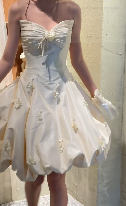 Robe de mariée courte simple en satin trapèze avec décolleté en cœur et sans manches ED07469