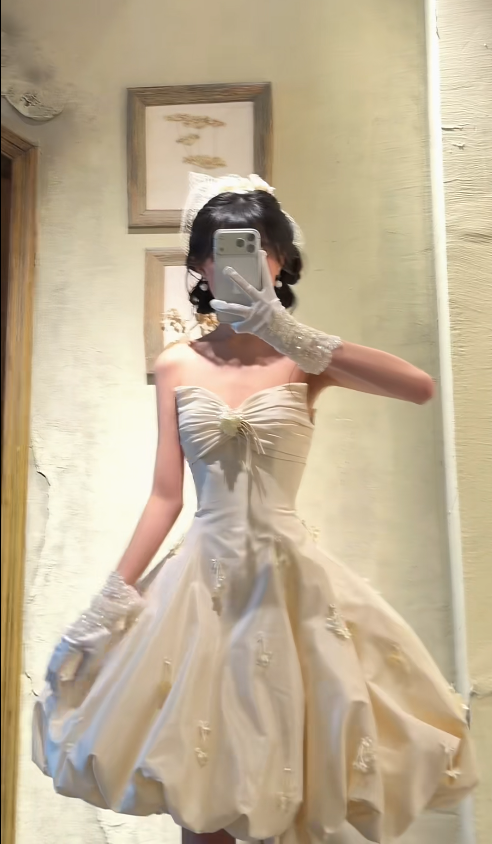 Robe de mariée courte simple en satin trapèze avec décolleté en cœur et sans manches ED07469