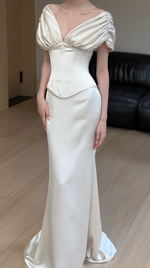Robe de mariée longue simple en satin fourreau à épaules dénudées sans manches ED07470