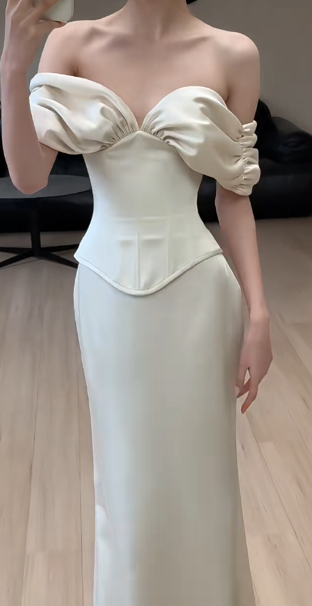 Robe de mariée longue simple en satin fourreau à épaules dénudées sans manches ED07470