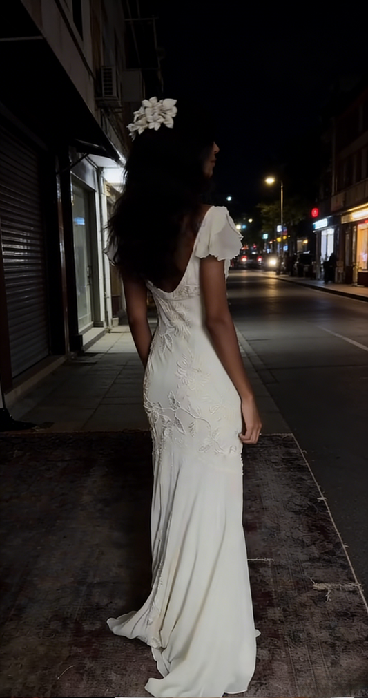 Chic V-neck Sheath Chiffon Wedding Dress Embroidered Appliqué White Bridal Dress ED07491